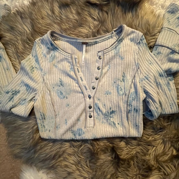 free people top with flared cuffs - Picture 3 of 6